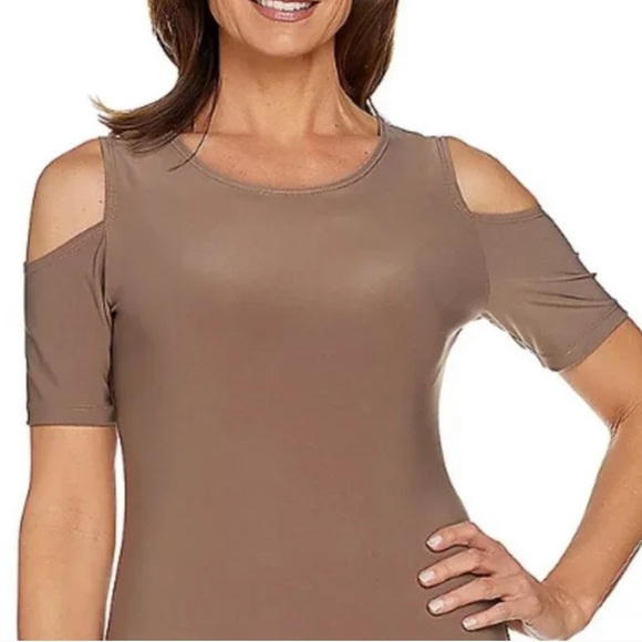 Solid Cold Shoulder Maxi Dress - Picture 2 of 11